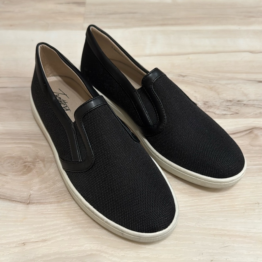 Trotters Alright Slip On Sneakers Black Narrow Comfort Walking Shoes 7.5 - Picture 2 of 9
